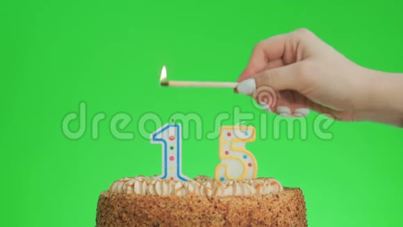 把15岁生日蜡烛放在美味的蛋糕上绿色的屏幕15视频的预览图