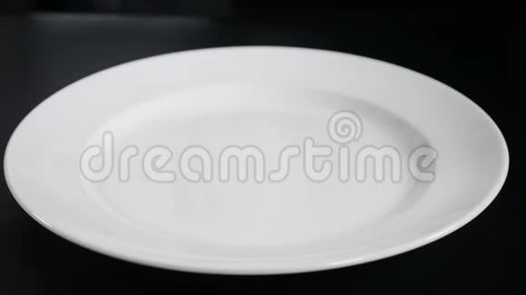 慢动作食品视频概念在一个白色的盘子上用焦糖糖浆把厨师的图纸合上准备沙拉好吧视频的预览图