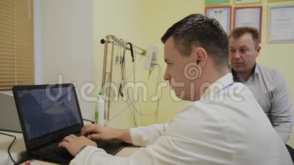 男性病人告诉医生他的健康投诉视频的预览图