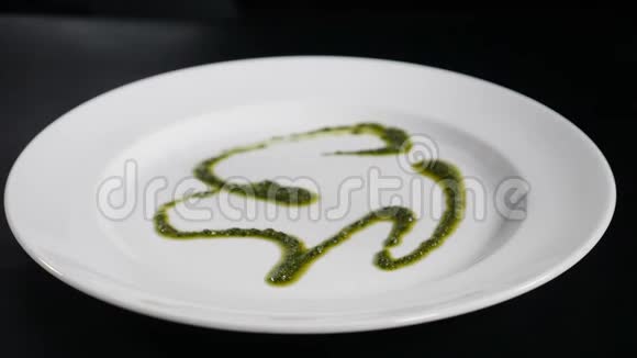 慢动作食品视频概念在一个白色的盘子上用焦糖糖浆把厨师的图纸合上准备沙拉好吧视频的预览图
