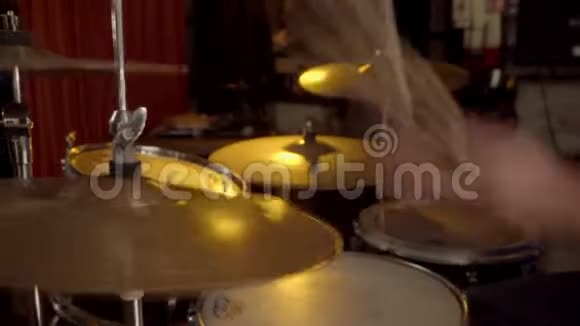 鼓手演奏鼓包鼓手剪影与鼓槌在岩石上靠近鼓手演奏鼓板视频的预览图