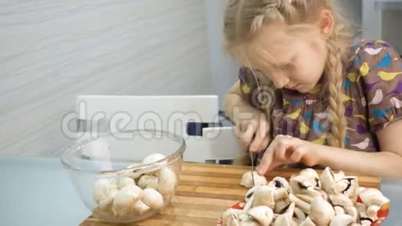 小女孩切蘑菇视频的预览图