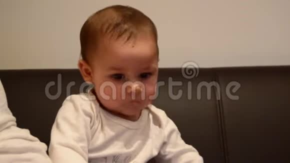 可爱的六个月大的小男孩要求吃比萨饼他的父亲给了他一个平静的感觉视频的预览图