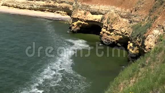 岛上陡峭的海岸小树林比雷赞是黑海的一个岛屿视频的预览图