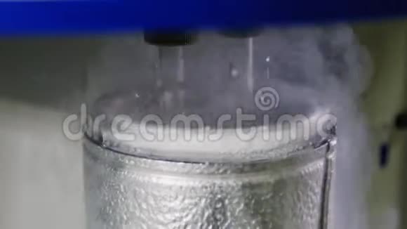 在圆柱形金属容器中加热液化气体视频的预览图