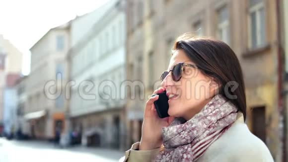 快乐的时尚女性用智能手机聊天在城市街道散步享受户外的美好时光视频的预览图