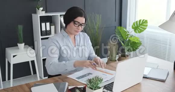 女商人用笔记本电脑填写表格视频的预览图