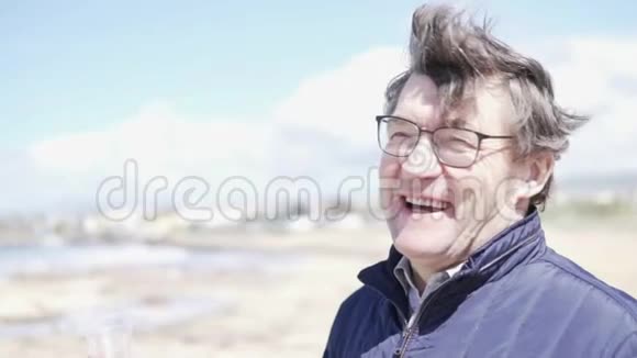 戴眼镜的英俊老人在笑视频的预览图