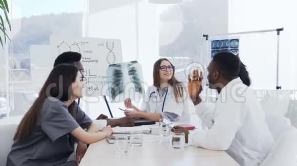 白人女性治疗师告诉实习生在医院工作他们分析了男性病人的X线肺视频的预览图