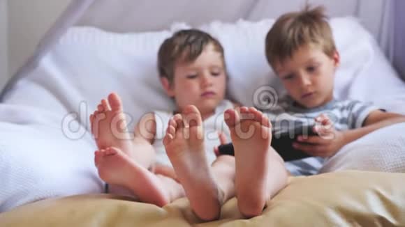 两个可爱的男孩白天休息关注男生脚视频的预览图