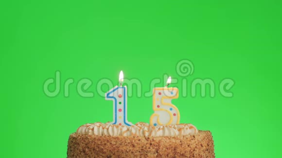 在一个美味的蛋糕上吹出一支15岁的生日蜡烛15视频的预览图
