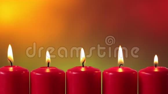 快乐的节日问候写在五个燃烧的圣诞蜡烛背景上视频的预览图