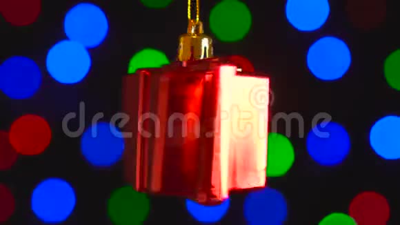 圣诞装饰红色礼物挂在闪烁的灯光背景上视频的预览图