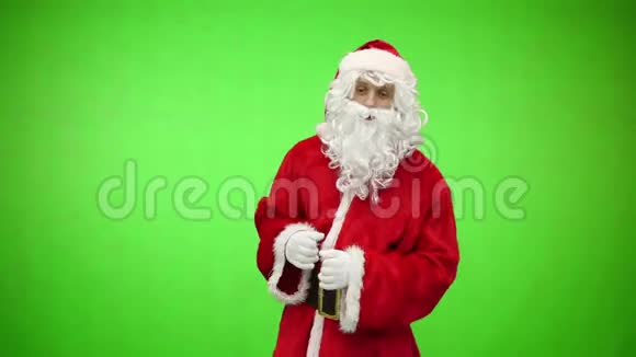 圣诞老人走在绿色屏幕背景上Chroma键4k视频的预览图