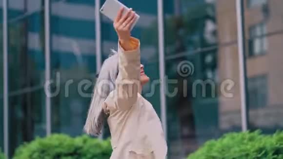 中年亚洲女人正用举起的双手旋转视频的预览图