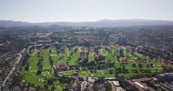 高尔夫球场乡村俱乐部的空中镜头视频的预览图