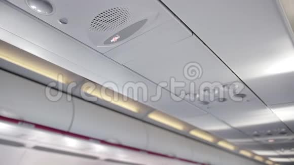 带载扬声器的飞机机舱天花板禁止吸烟标志视频的预览图
