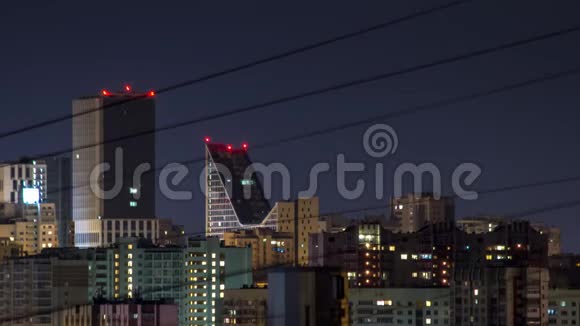晚上拥挤的城市里的公寓灯都关了从屋顶可以看到各种高低起伏的建筑物视频的预览图