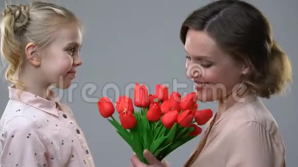 可爱的女孩送花给心爱的母亲生日惊喜或三月八日视频的预览图