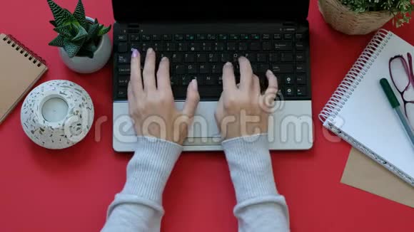 女士双手在现代红色办公桌上的笔记本电脑上工作从上面可以看到视频的预览图
