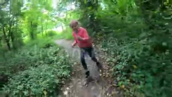 在森林里奔跑的少女视频的预览图