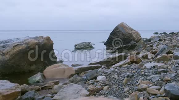 雨天有巨大的鹅卵石和石滩的野生海滨视频的预览图