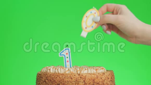 把十号生日蜡烛放在一个美味的蛋糕上绿色的屏幕10视频的预览图