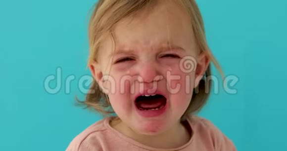 一岁的婴儿哭泣视频的预览图