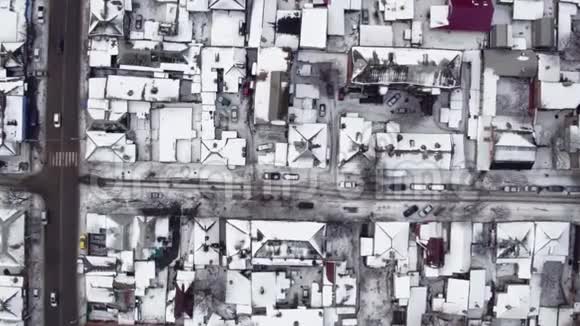 私人住宅的屋顶覆盖着雪俯视冬天的俄罗斯城市视频的预览图