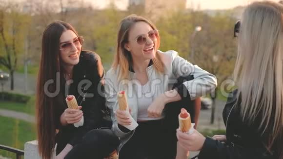 快餐年轻女士野餐城市公园日落视频的预览图