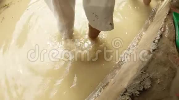 在恒河脏水中洗过的人脚俯视瓦拉纳西视频的预览图