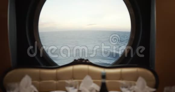 在暴风雨的海面上的舷窗上观看在雷托兰特的游轮上看到海浪视频的预览图