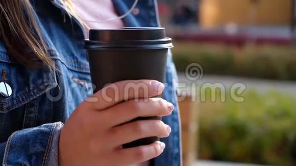 在女人手中合上纸杯咖啡视频的预览图
