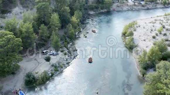 空中摄影漂流运动员在一条山河上乘船漂流视频的预览图