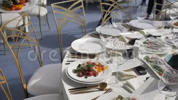在婚礼或会议研讨会自助餐厅和酒店为客人提供餐饮服务服务员把盘子和视频的预览图
