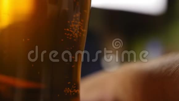 一杯啤酒就快到了啤酒里的泡泡气泡在啤酒中上升视频的预览图