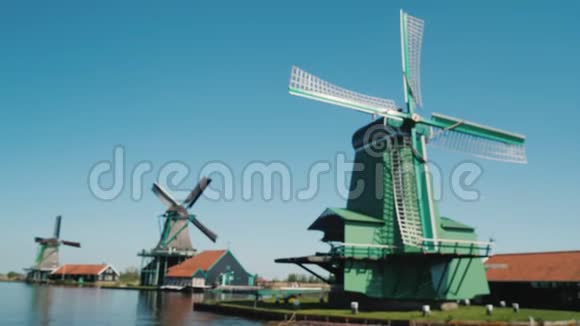 stadicam拍摄妇女在ZaansSchans拍摄旧风车的照片视频的预览图