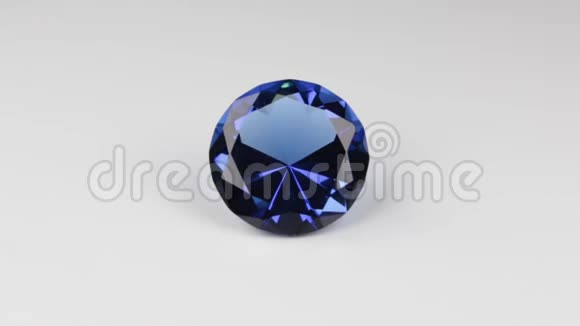 大蓝色莱茵石钻石白色背景上的水晶火花放大视频的预览图