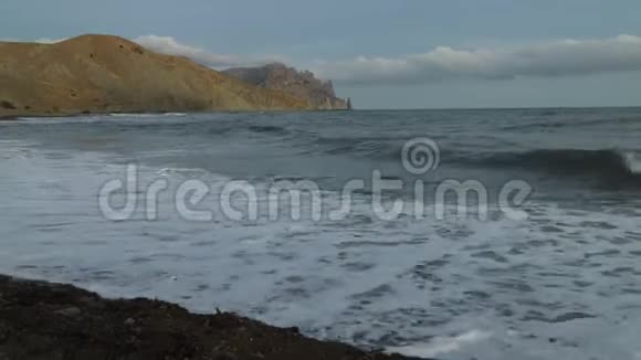 强烈的海浪秋天克里米亚视频的预览图
