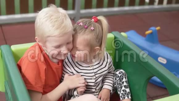 哥哥轻轻地亲吻妹妹的脸颊视频的预览图