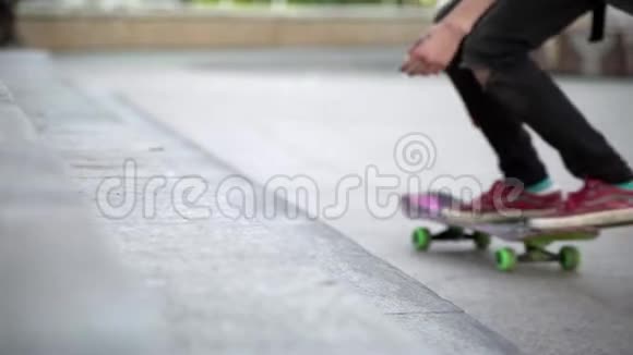 一个人在一个明亮的彩色滑板上试图绑在一个混凝土楼梯上然后摔倒模糊的焦点视频的预览图