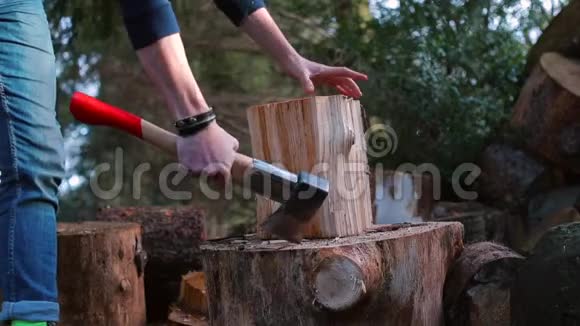 伐木工人用斧子轻击木块视频的预览图
