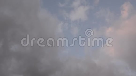 热带雨前的灰云视频的预览图