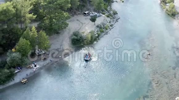 运动员们将一艘充气船停泊到岩石海岸放松视频的预览图