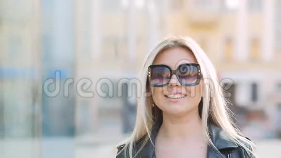 兴奋的女人年轻的金发女士太阳镜视频的预览图