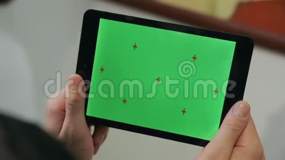 人拿着带有色度键屏幕的平板电脑使用绿色屏幕平板电脑的人视频的预览图