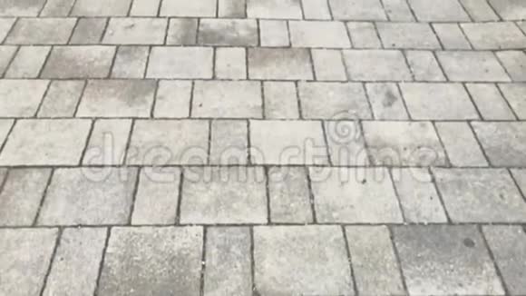 这条路是用灰色的石砖做的混凝土块路面灰色的正方形铺路视频的预览图