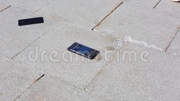 手机掉在地上分成几部分男人手把它拿下来感觉电话掉在地上视频的预览图