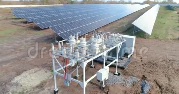 太阳能发电站的变压器发电厂的变压器从上图可以看到太阳能发电站视频的预览图