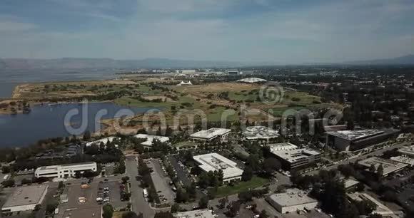 鸟瞰海岸线湖谷歌校园圆形剧场公园山体背景向前推进视频的预览图